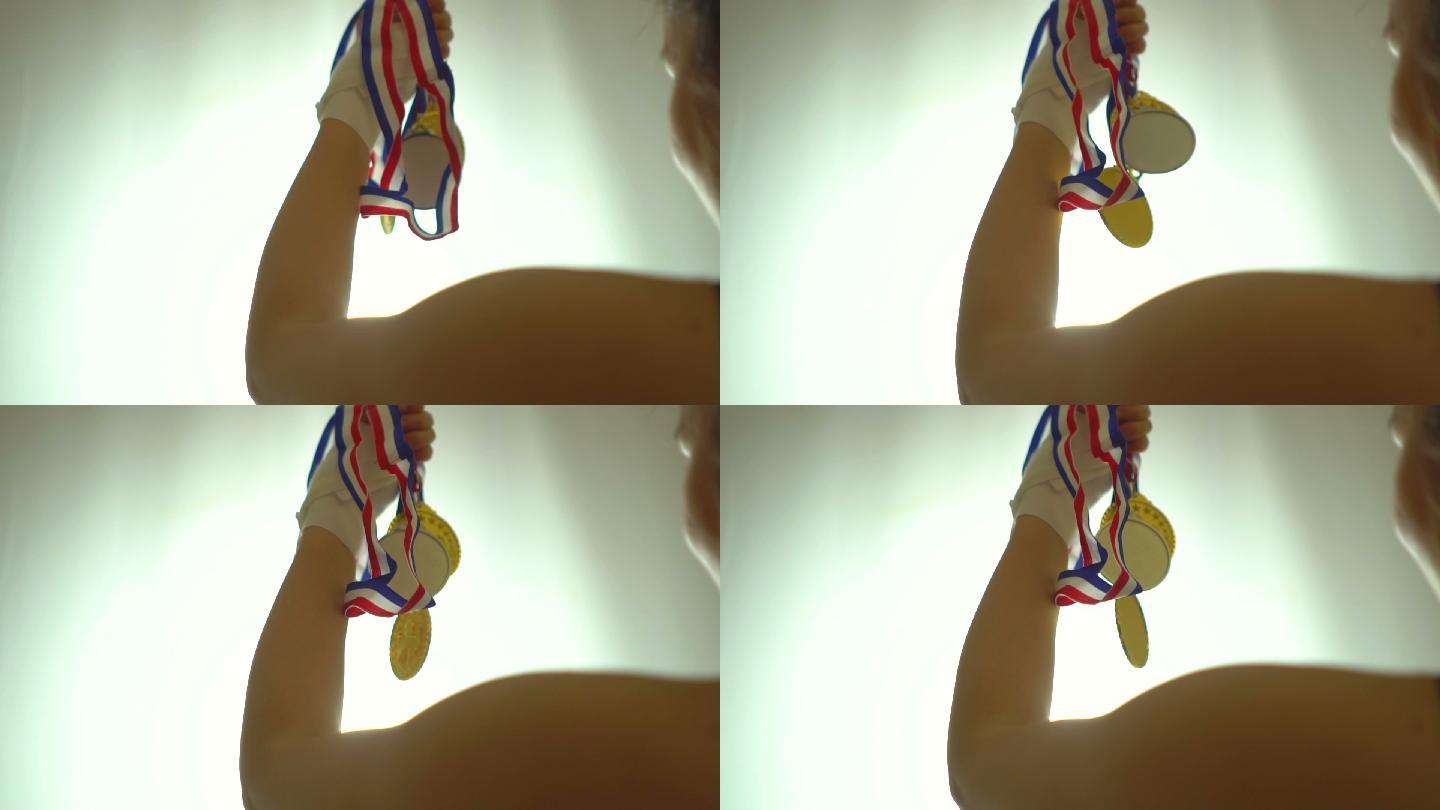 女运动员用金牌庆祝胜利