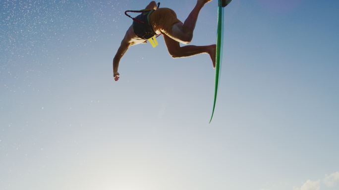 日落时冲浪者在海上风筝冲浪