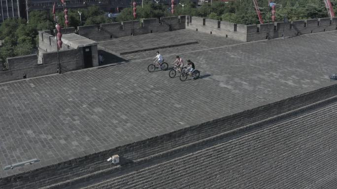 城墙骑自行车的游客