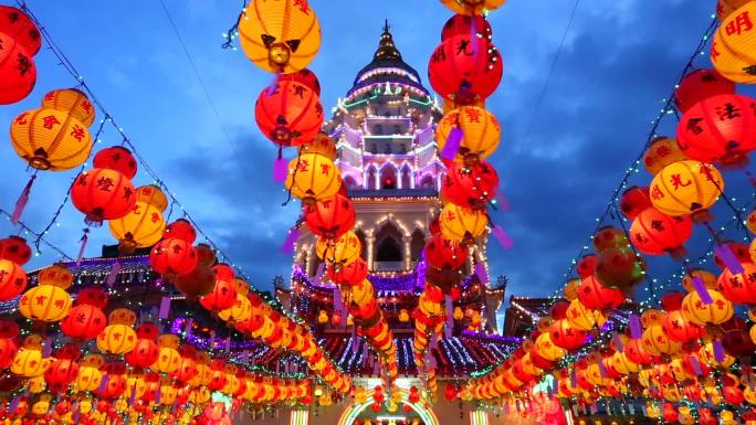 中国新年彩灯和中国纸灯笼。