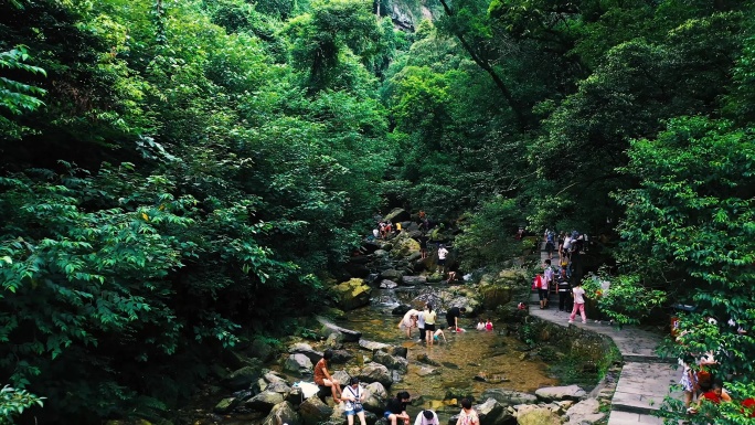 山中小溪玩水