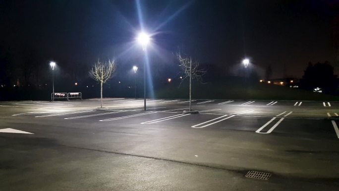 夜间停车场晚上无人的停车场空旷