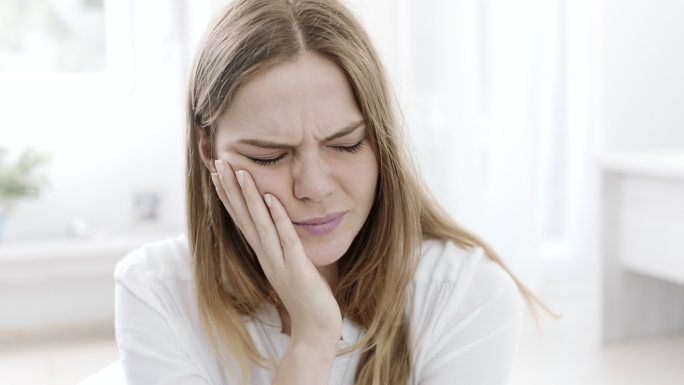 牙痛的女人牙龈蛀牙刷牙