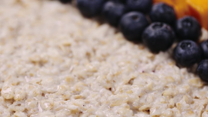 【正版素材】白背景燕麦粥特写前移