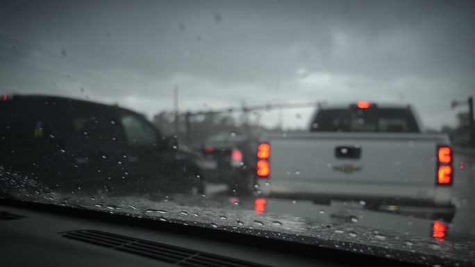 大雨中的雨刷