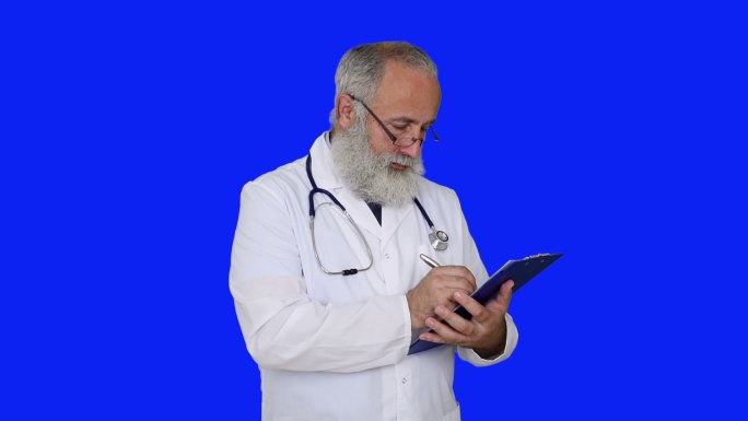 蓝屏成年高级医生在病历本上写字。