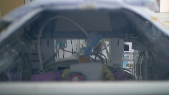 在ICU培养箱对新生儿生命体征进行筛查