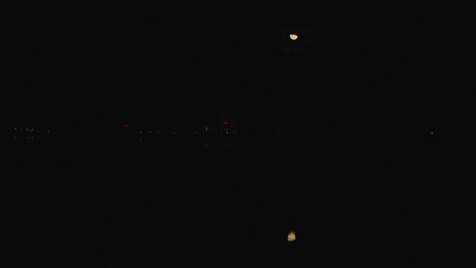 月亮湖边倒影下弦月