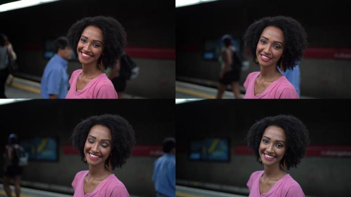 年轻女子在地铁站微笑