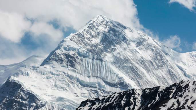 山脉延时摄影日照雪山登顶攀登世界第一峰