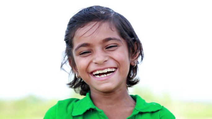微笑的印度小女孩