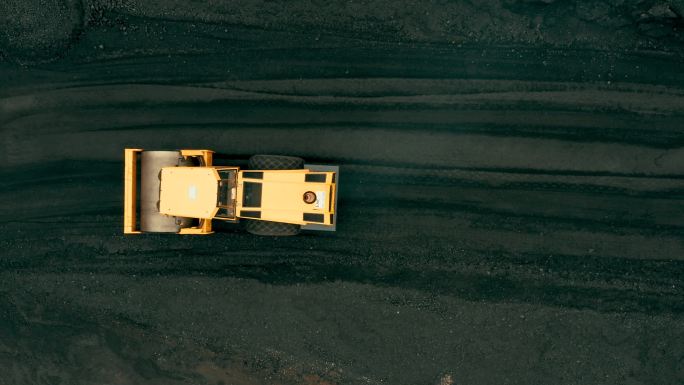 煤矿区机械挖掘机鸟瞰图