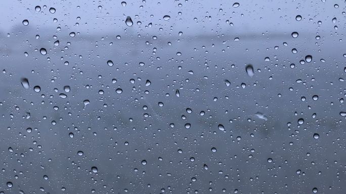 雨滴落在车窗玻璃上