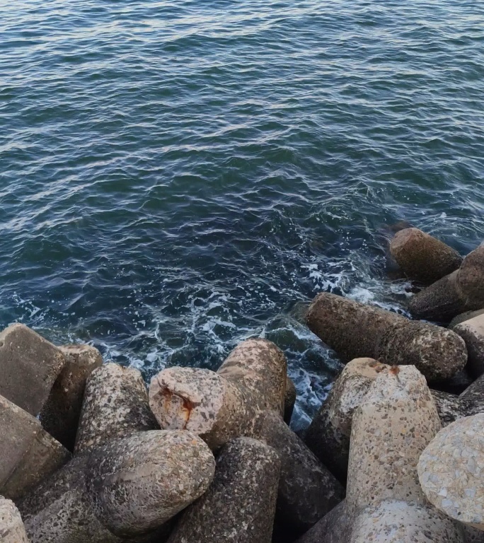 竖版海边礁石海浪冲击堤坝缓冲