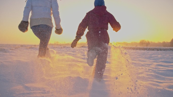 在雪地里跑步很开心