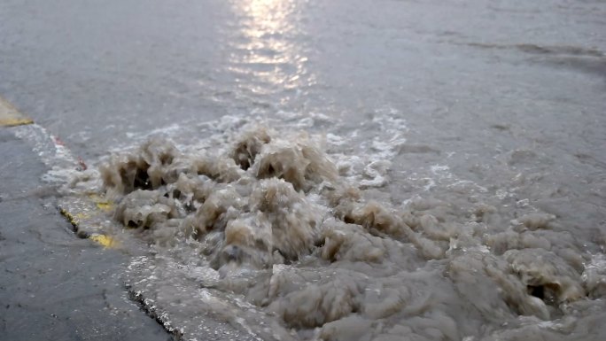 雨后的洪水顺着道路上的排水沟流下