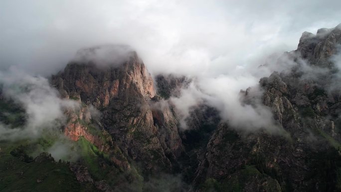 云雾中的崇山峻岭