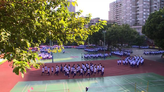 学生操场方阵跑步锻炼