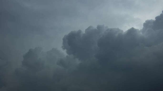 积雨云乌云滚滚