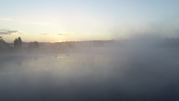 晨雾中森林湖