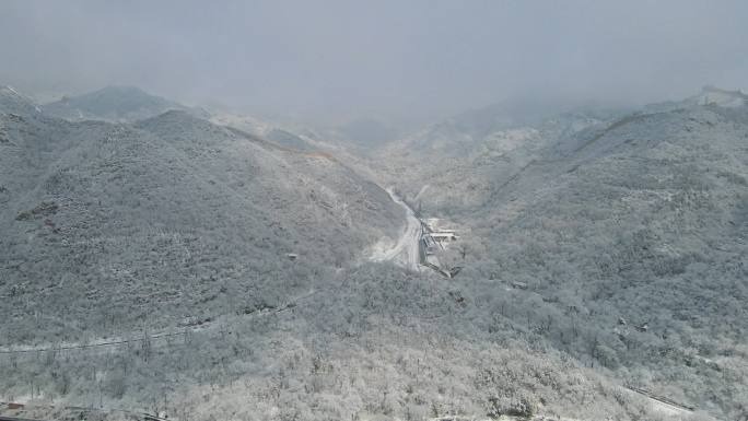 航拍雪后的北京水关长城