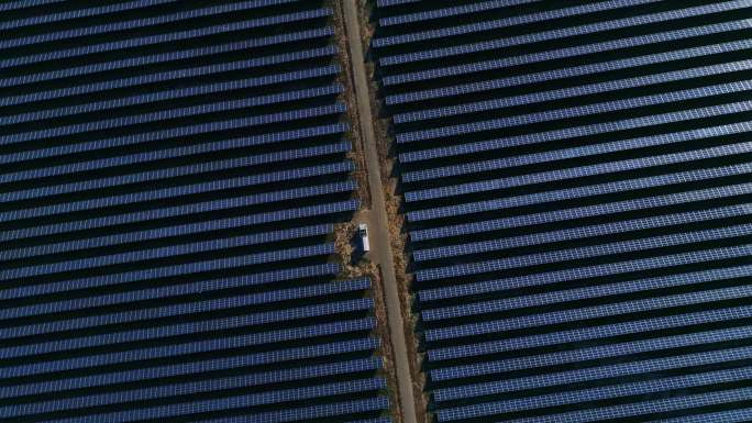 太阳能电池板农场俯视图