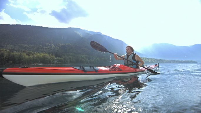 一个年轻人在湖上划皮划艇的慢镜头