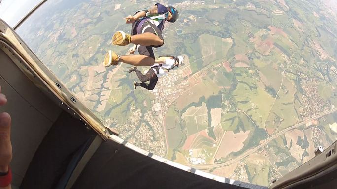 两个朋友一起跳伞高空爱好航空航天业肾上腺
