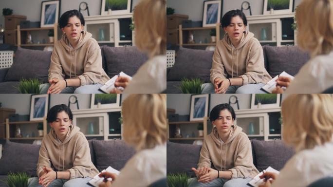 紧张的青少年与女性心理分析师在会话中交流