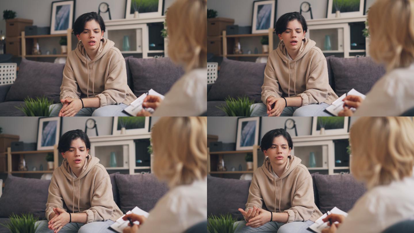 紧张的青少年与女性心理分析师在会话中交流