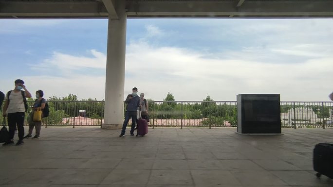 中国高铁进站旅客候车