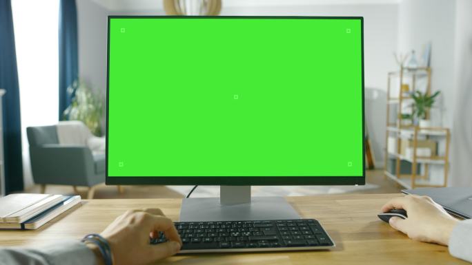 男人使用电脑绿屏绿幕抠像上网网络显示屏办