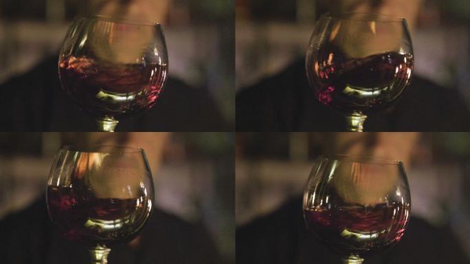 红酒在玻璃杯中摇晃