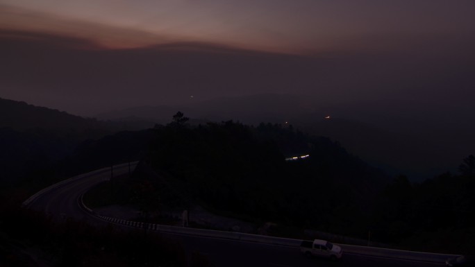 夜间长时间暴露在山上的道路上