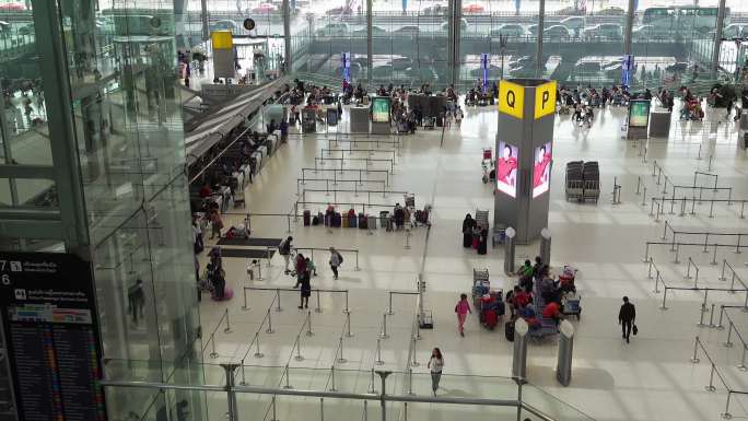 旅客在机场值机柜台大厅