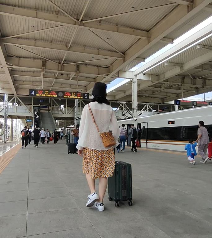 竖版中国高铁进站旅客上下车