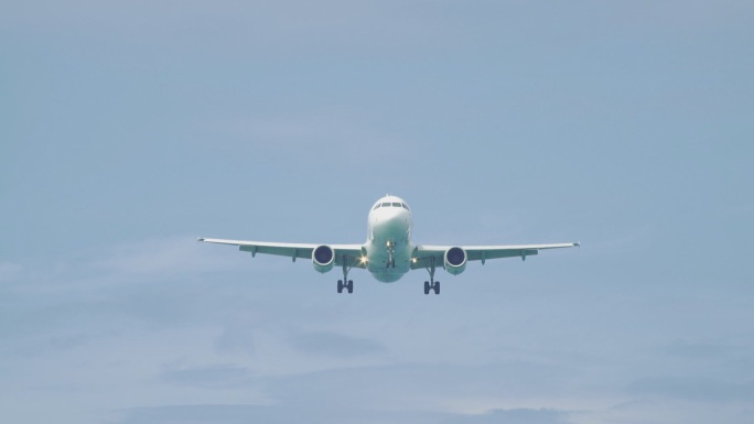 低空飞机飞机航空航班飞向天空起飞滑行降落