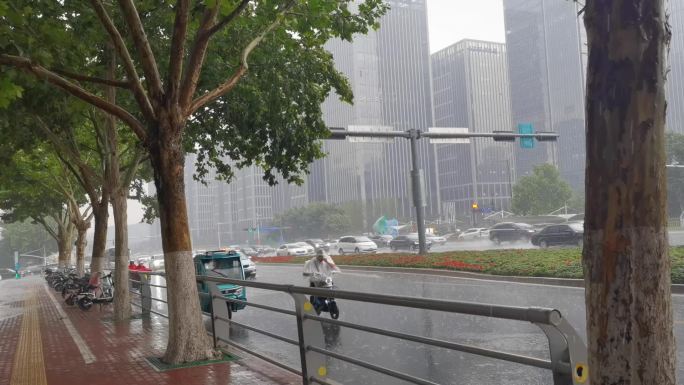 下雨天的公交站场景