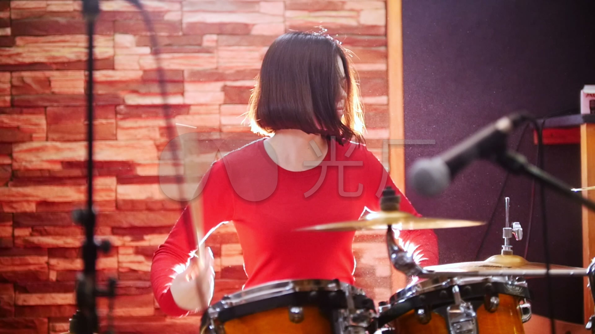 穿红毛衣的女孩热情地打鼓