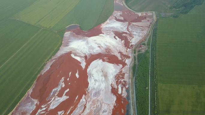 充满红色有毒污泥的水库鸟瞰图