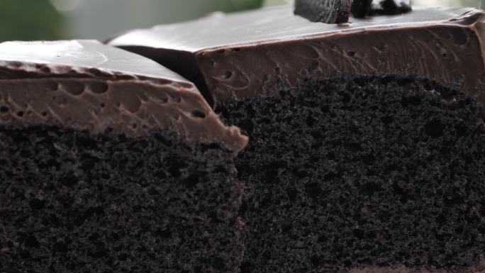 特写切巧克力蛋糕