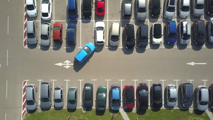 在驾校学习如何在停车场停车的女子