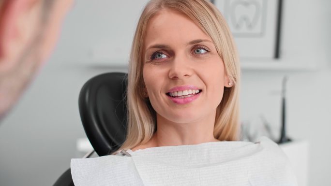 牙医办公室微笑女人的画像