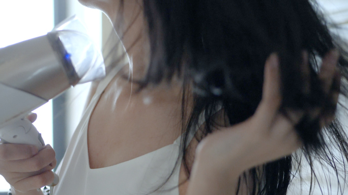 早晨女孩在浴室吹头发背影视频素材