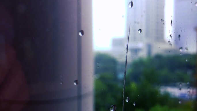 下雨水滴