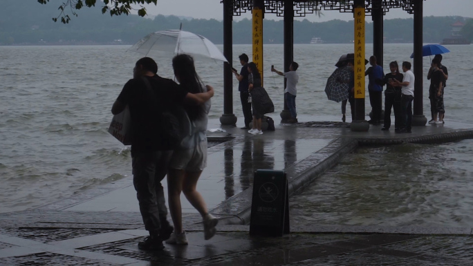 雷声阵阵烟雨江南