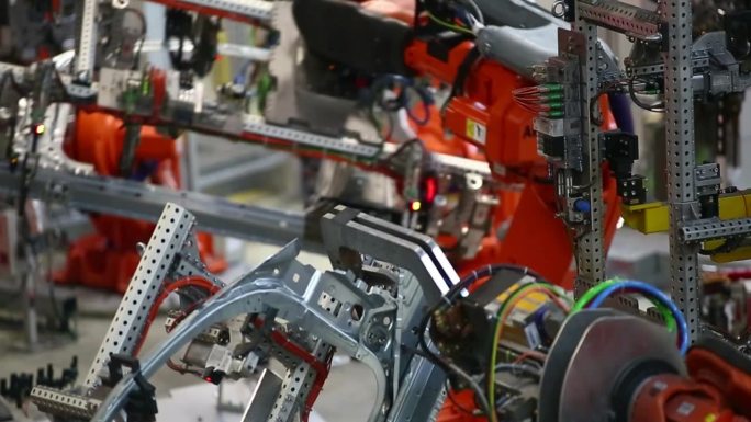 机器人焊接车身特写。