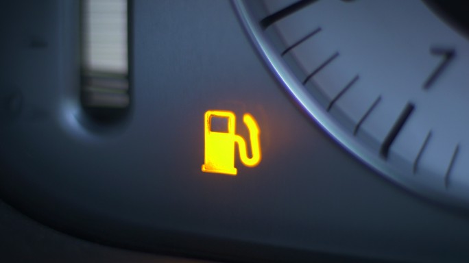 车辆燃油不足警告灯点亮