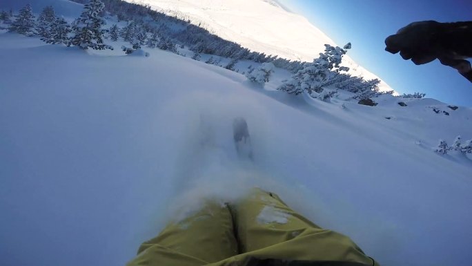 第一人称特写镜头自由滑滑雪者滑雪