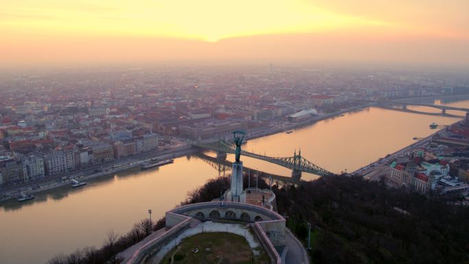 日出时布达佩斯的空中全景图
